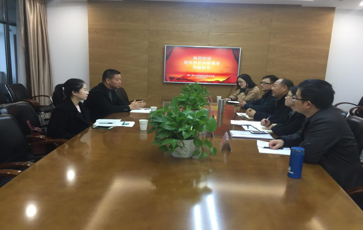 会后,市社科联叶红军一行实地考察了我院艺术与设计实验中心.